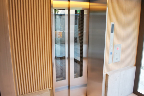 エレベーター前