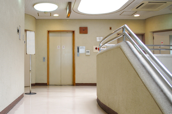 エレベーター前