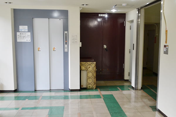 エレベーター前