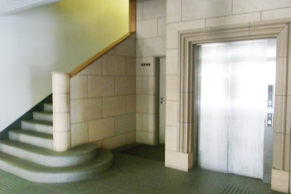 エレベーター前