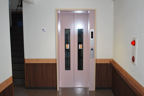 エレベーター前