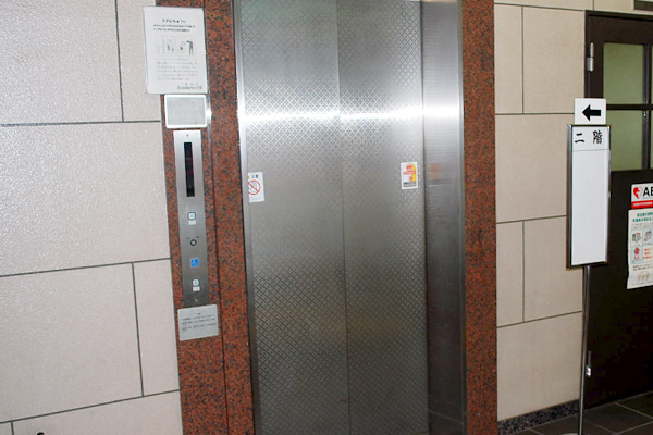 エレベーター前